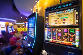 Dealer langsung di studio kasino gbo sky menyajikan meja blackjack dan roulette kepada pemain Free Play